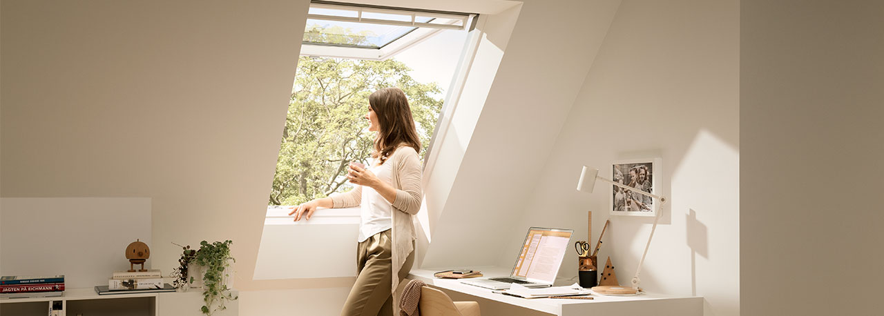 výklopné plastové střešní okno Velux